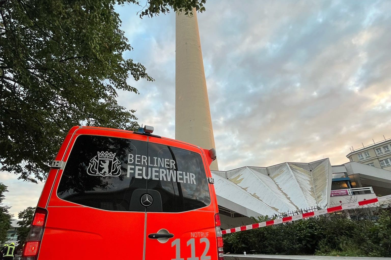 Einsatzwagen der Feuerwehr am Alexanderplatz: Der Bereich wurde weiträumig abgesperrt.