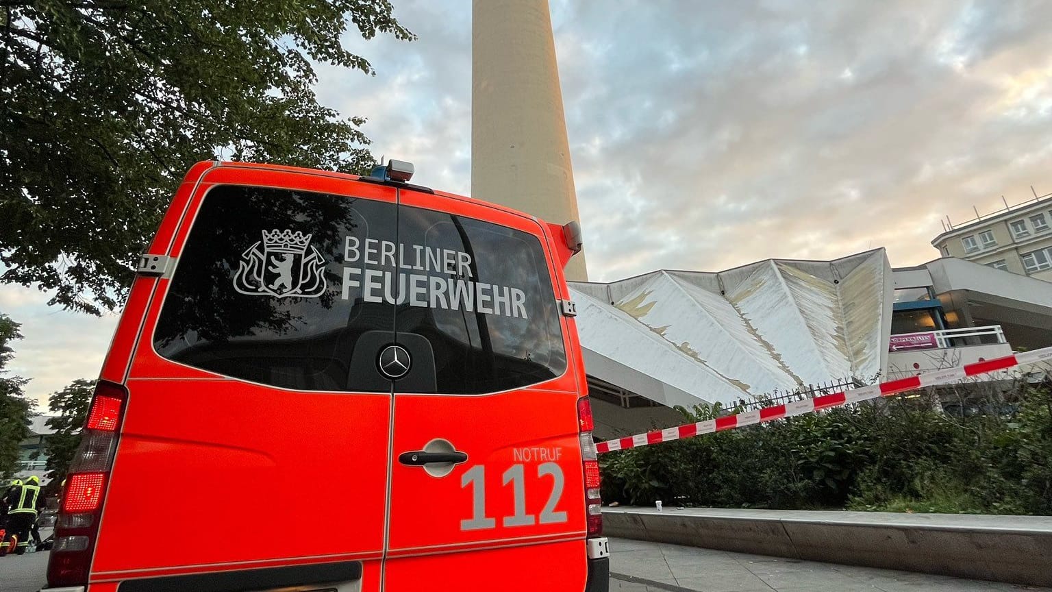 Einsatzwagen der Feuerwehr am Alexanderplatz: Der Bereich wurde weiträumig abgesperrt.