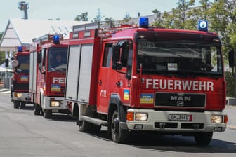 Löschfahrzeuge in Hannover (Symbolbild): In der Stadt haben mehrere Grünflächen Feuer gefangen.