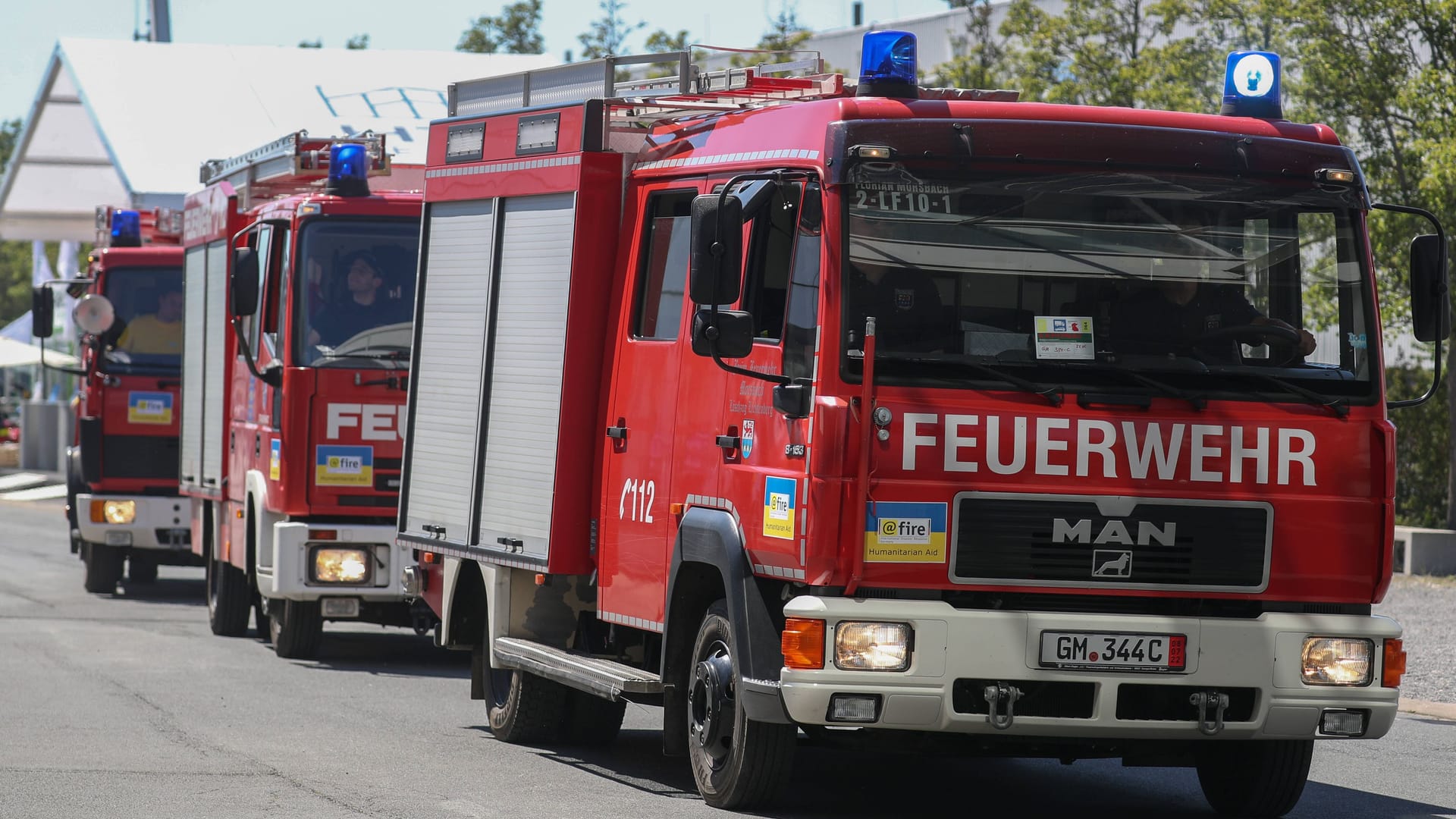 Löschfahrzeuge in Hannover (Symbolbild): In der Stadt haben mehrere Grünflächen Feuer gefangen.