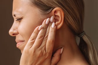 Ohrenschmalz verhärtet sich zu einem Pfropf verhärten. Das verursacht ein ein unangenehmes Druckgefühlmund und erschwert das Hören.