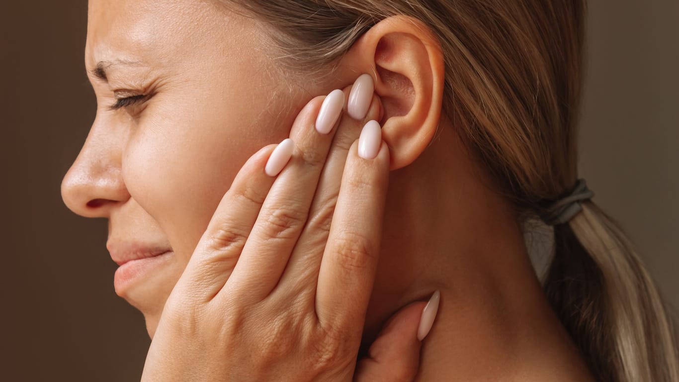 Ohrenschmalz verhärtet sich zu einem Pfropf verhärten. Das verursacht ein ein unangenehmes Druckgefühlmund und erschwert das Hören.