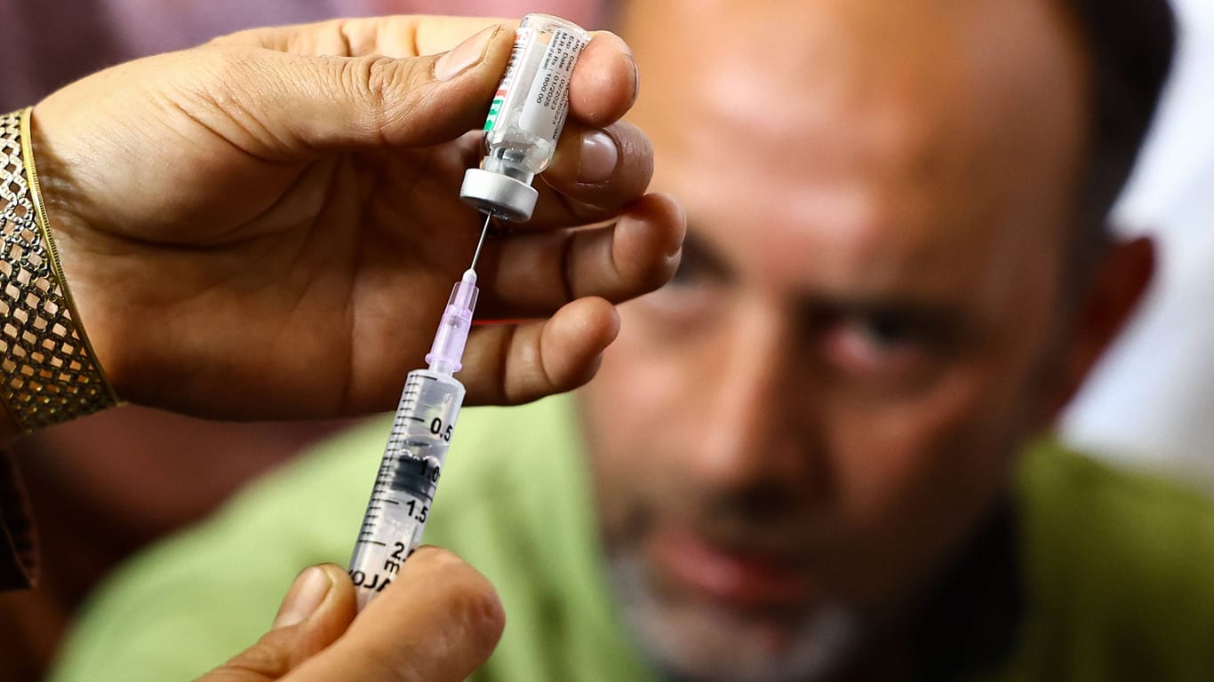Ein Mann wartet auf seine Impfung: In Bayern soll ein Arzt über 300 Corona-Impfungen vorgetäuscht haben.