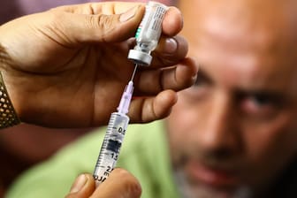 Ein Mann wartet auf seine Impfung: In Bayern soll ein Arzt über 300 Corona-Impfungen vorgetäuscht haben.