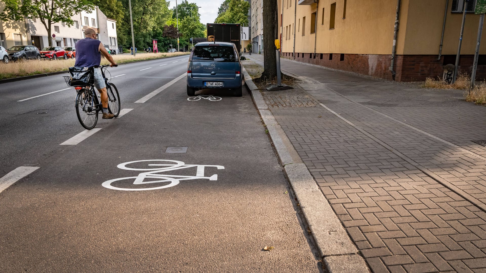 Ein Auto auf dem Radstreifen der Ollenhauerstraße: Die Umwelthilfe will juristisch gegen den Bezirk vorgehen.