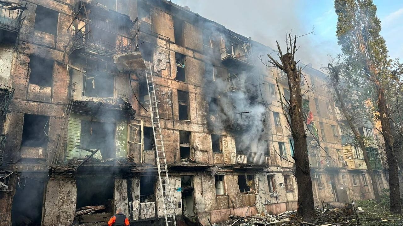 Wohngebäude nach einem Raketenangriff in Kryvyi Rih: Im Krieg brechen viele Hilfsstrukturen zusammen.