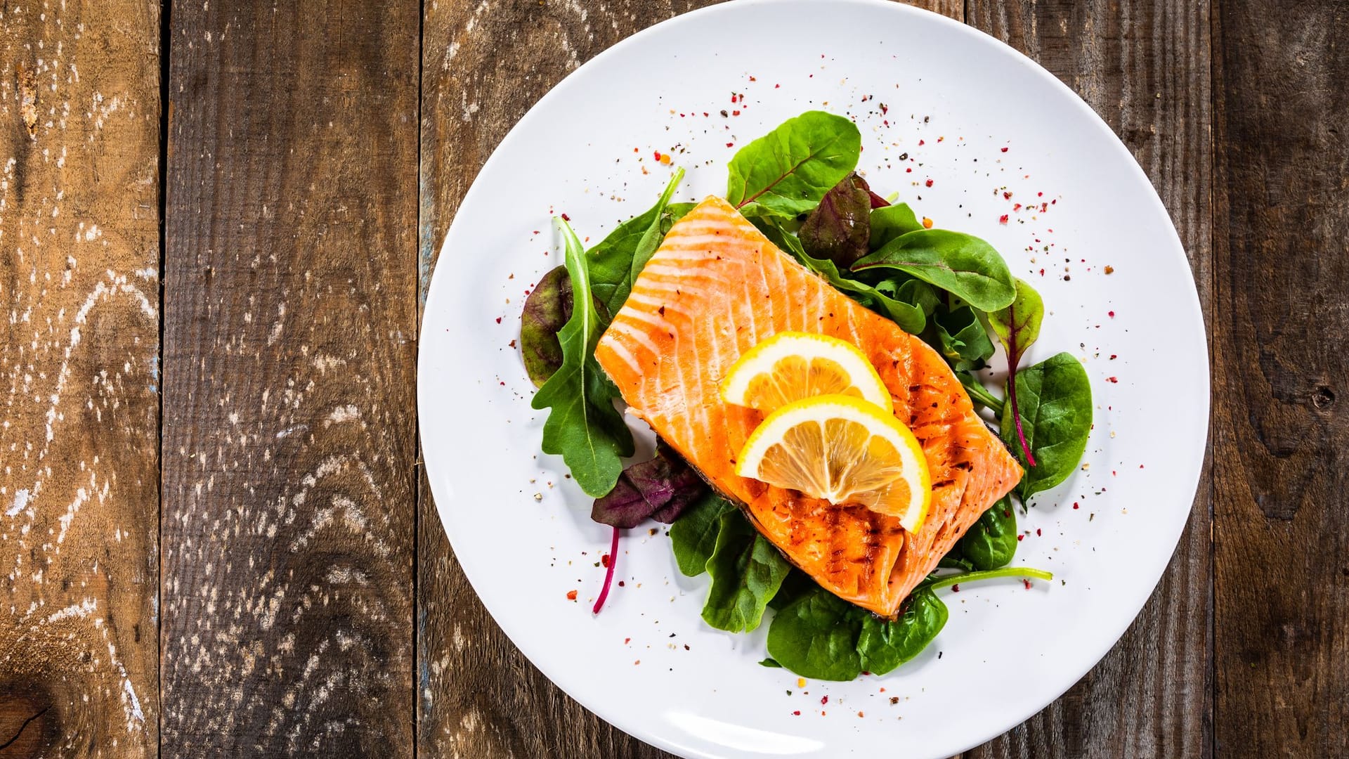 Lebensmittel fürs Herz: Lachs und Spinat wirken sich positiv aus.