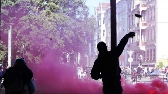 Bei den Protesten in Leipzig wurde Pyrotechnik geworfen.