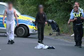 Zwei mutmaΓliche SchlΓ€ger am Eppinghofer Bruch: Sie lieferten sich offenbar eine SchlΓ€gerei mit mehreren Beteiligten. Zwei mutmaΓliche SchlΓ€ger am Eppinghofer Bruch: Sie lieferten sich offenbar eine SchlΓ€gerei mit mehreren Beteiligten.