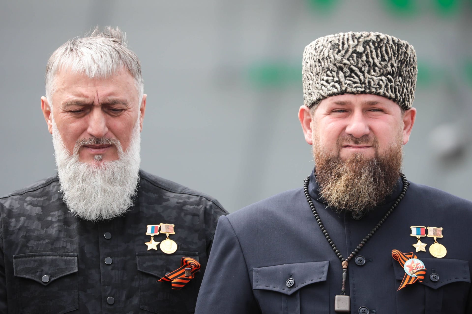 Adam Delimkhanov (l) und Ramsan Kadyrow (Archivbild): Der Tschetschenenführer Kadyrow bangt auf Telegram um seinen Cousin.