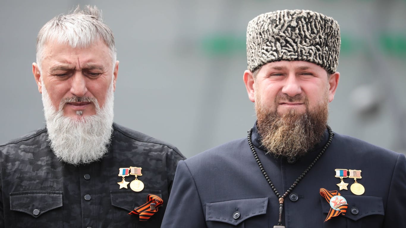 Adam Delimkhanov (l) und Ramsan Kadyrow (Archivbild): Der Tschetschenenführer Kadyrow bangt auf Telegram um seinen Cousin.