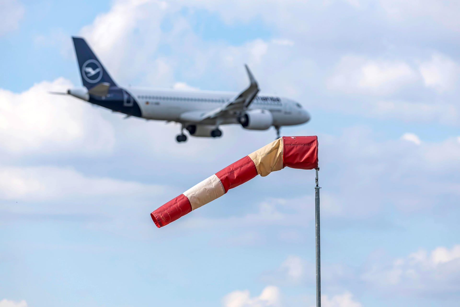 Flieger im Anflug in Frankfurt (Symbolfoto): In Hessen hatten schwere Gewitter den Airport-Betrieb gestört.