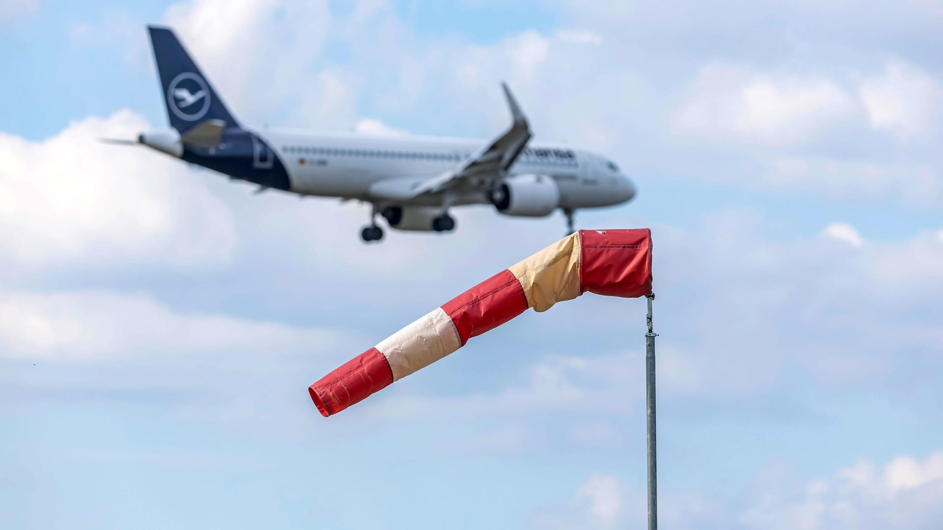 Flieger im Anflug in Frankfurt (Symbolfoto): In Hessen hatten schwere Gewitter den Airport-Betrieb gestört.