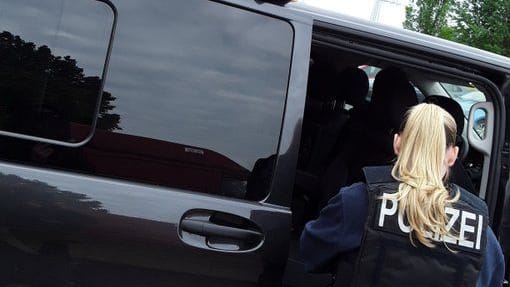 Eine Ermittlerin bringt einen Karton mit beschlagnahmtem Material zu einem Auto: Insgesamt wurden 25 Durchsuchungsbeschlüsse vollstreckt. Eine Ermittlerin bringt einen Karton mit beschlagnahmtem Material zu einem Auto: Insgesamt wurden 25 Durchsuchungsbeschlüsse vollstreckt.