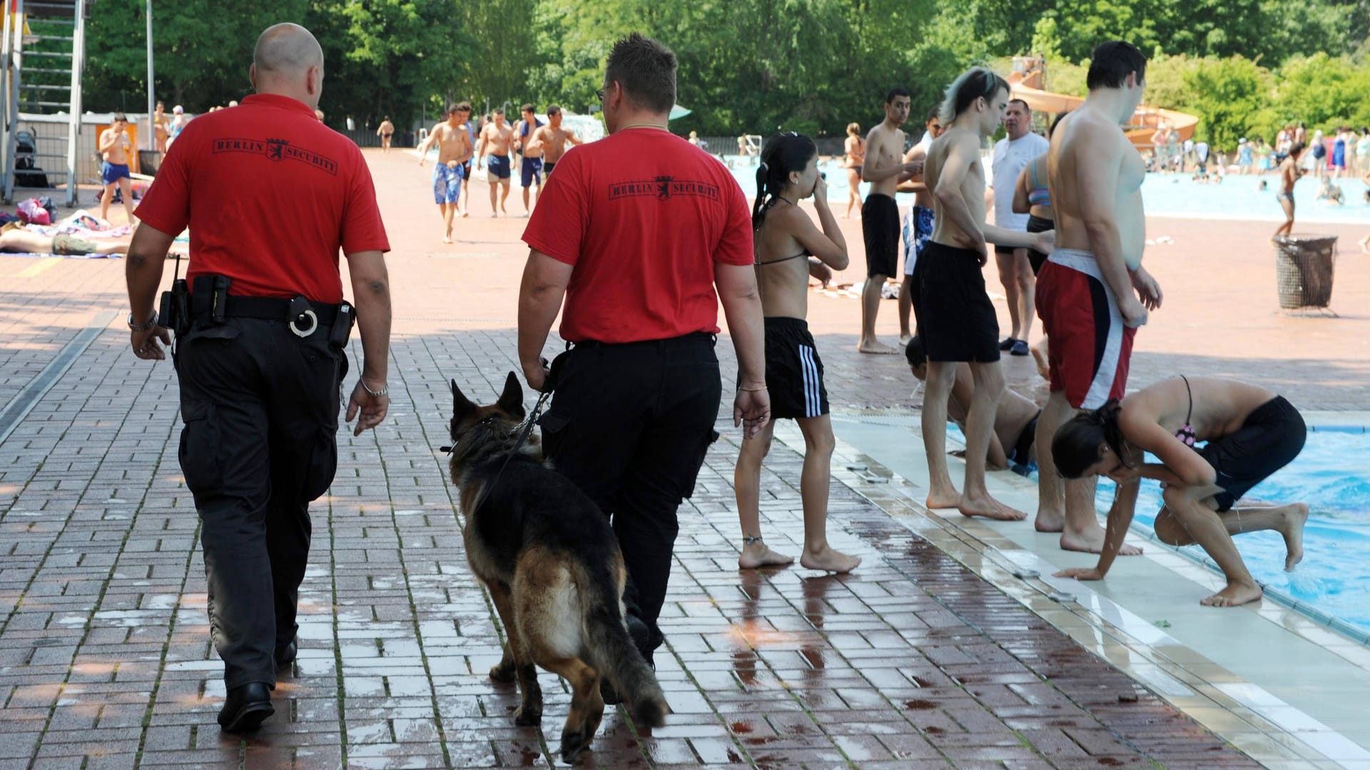 Sicherheitskräfte in einem Berliner Freibad (Archivbild): Immer wieder kommt es in der Hauptstadt zu Auseinandersetzungen.