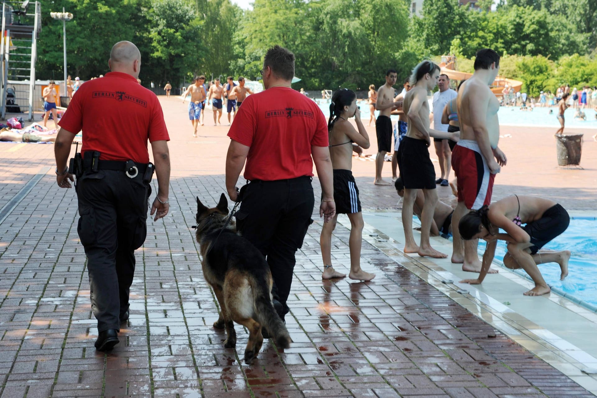 Sicherheitskräfte in einem Berliner Freibad (Archivbild): Immer wieder kommt es in der Hauptstadt zu Auseinandersetzungen.