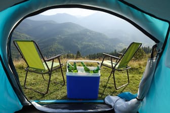 Eine Kühlbox beim Camping: Bei Amazon sparen Sie heute 20 Prozent (Symbolbild).