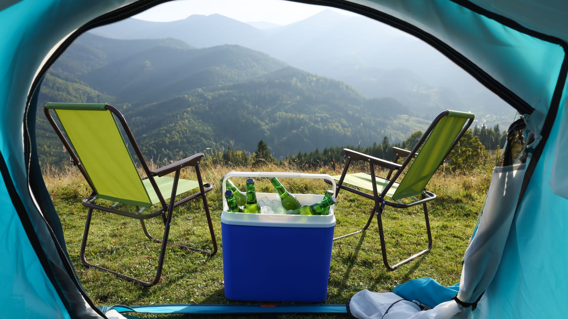 Eine Kühlbox beim Camping: Bei Amazon sparen Sie heute 20 Prozent (Symbolbild).