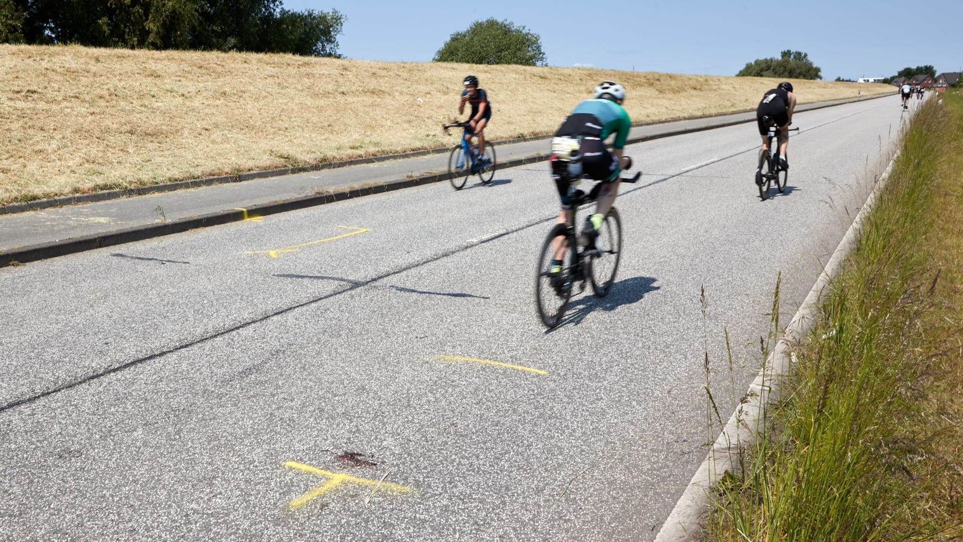 Die Unfallstelle: Triathleten fahren auf dem Rad an dem Ort auf dem Gaueter Hauptdeich vorbei, an dem kurz vorher ein Mensch starb. Die Unfallstelle: Triathleten fahren auf dem Rad an dem Ort auf dem Gaueter Hauptdeich vorbei, an dem kurz vorher ein Mensch starb.