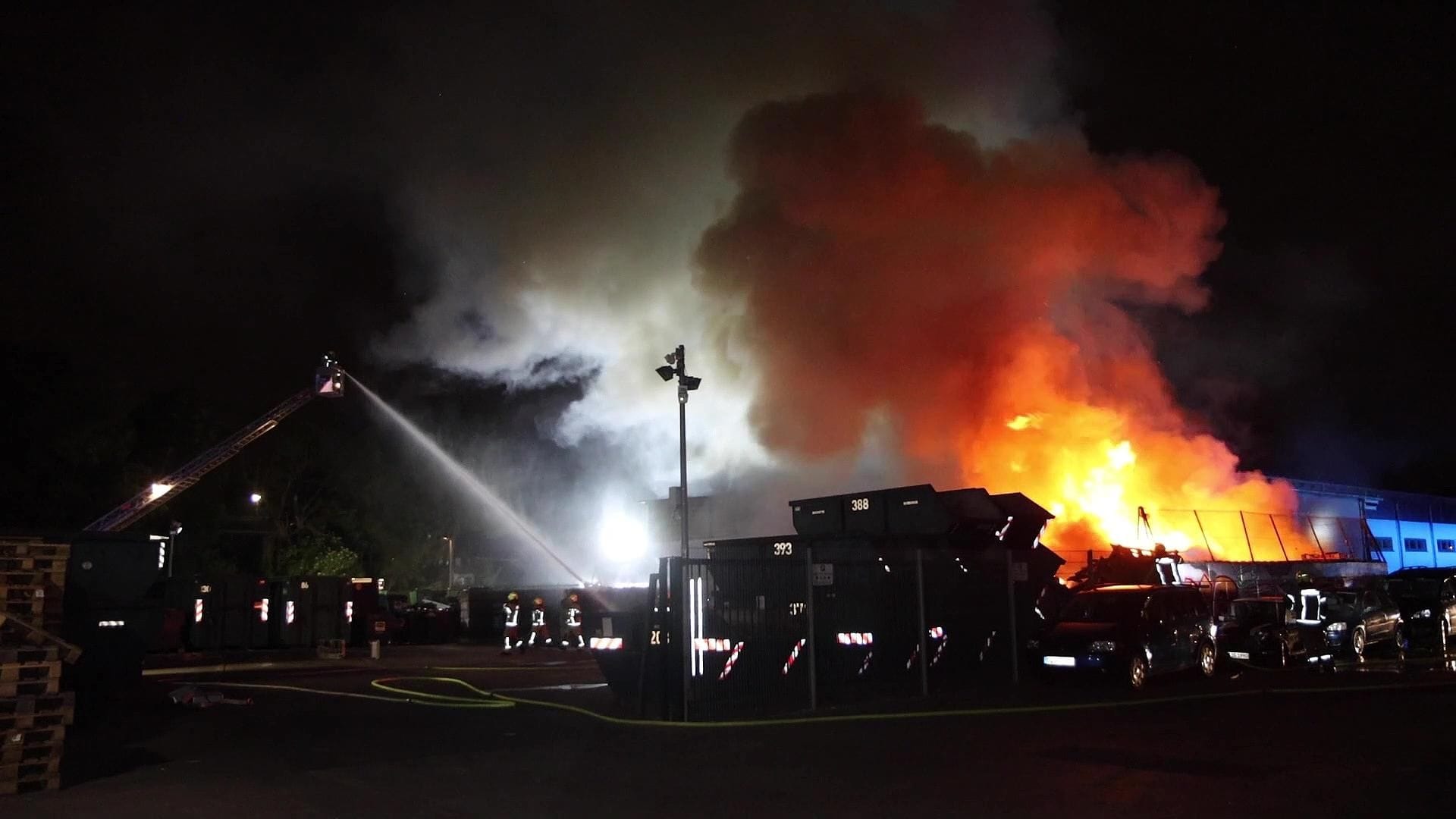 Flammen in Lichtenberg: Das Feuer wurde wohl durch einen Brandstifter ausgelöst.