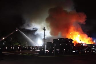 Flammen in Lichtenberg: Das Feuer wurde wohl durch einen Brandstifter ausgelöst.