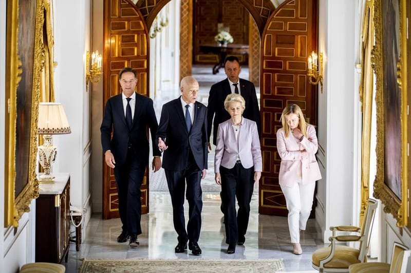 Mark Rutte (l), Kais Saied, Ursula von der Leyen und Giorgia Meloni (r): Die Politiker beraten unter anderem über Migrationspolitik.