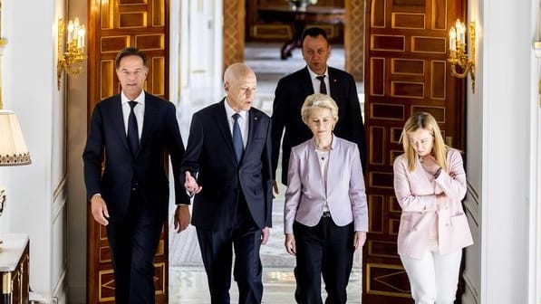 Mark Rutte (l), Kais Saied, Ursula von der Leyen und Giorgia Meloni (r): Die Politiker beraten unter anderem über Migrationspolitik.