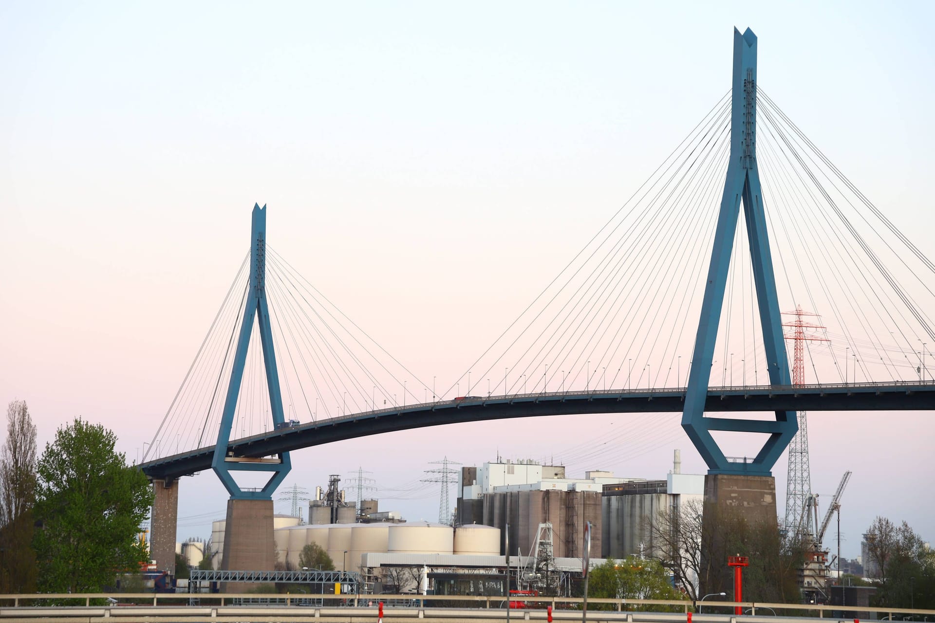 Köhlbrandbrücke (Archivbild): Die Zufahrt über den Roßdamm ist aktuell in Richtung Köhlbrandbrücke gesperrt.