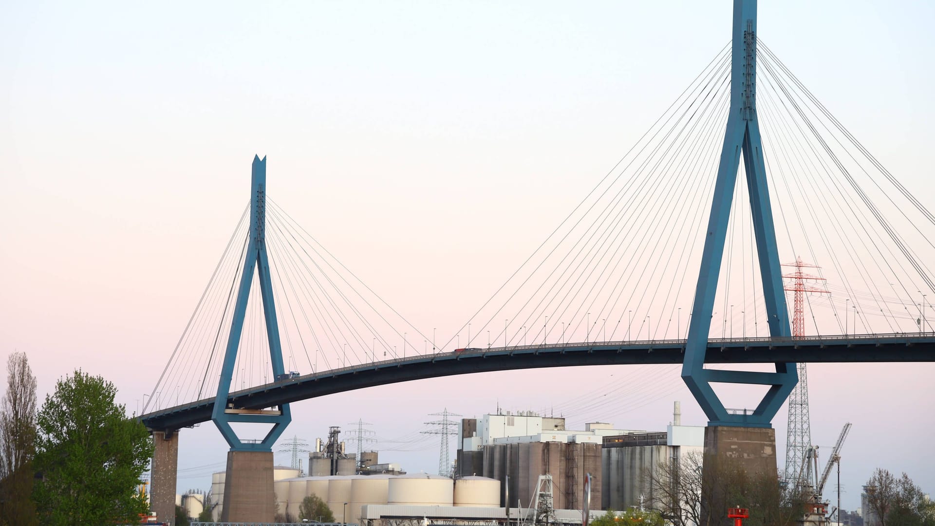 Köhlbrandbrücke (Archivbild): Die Zufahrt über den Roßdamm ist aktuell in Richtung Köhlbrandbrücke gesperrt.