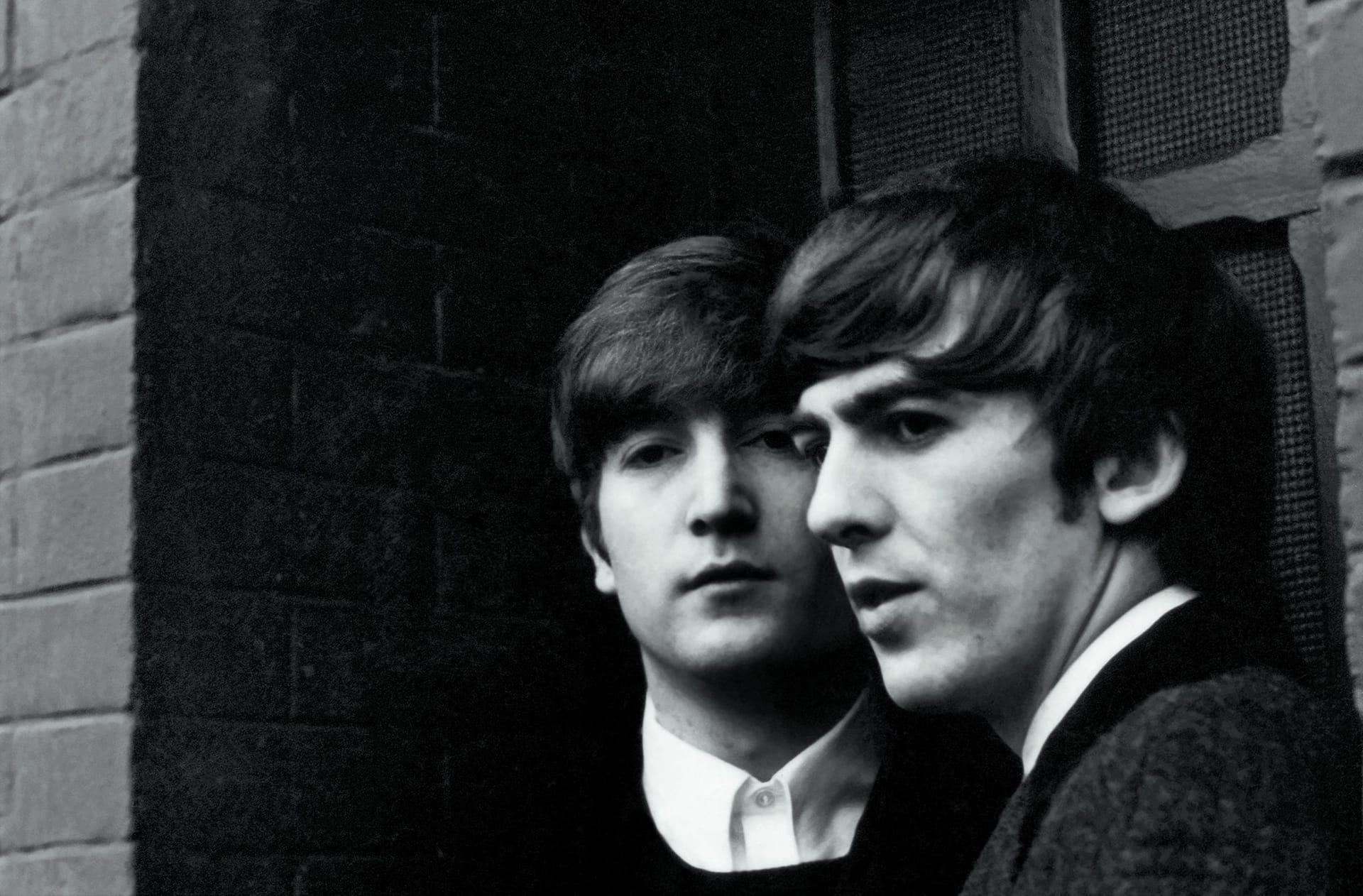 John Lennon und George Harrison 1964 in Paris.
