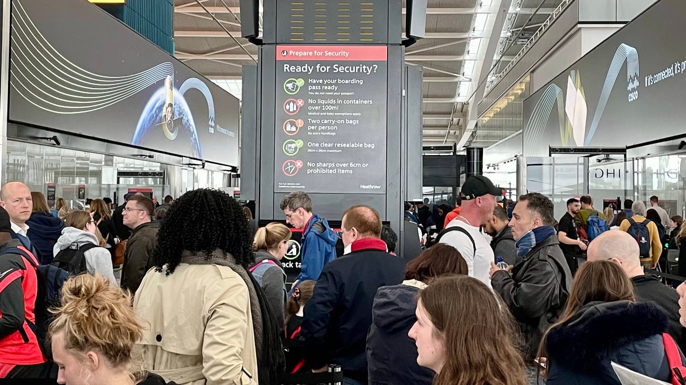 Chaos am Flughafen (Symbolbild): Nicht nur die An- und Abreise kann im Urlaub ganz schön nervig sein.