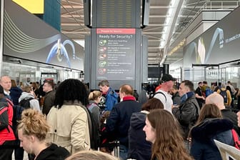 Chaos am Flughafen (Symbolbild): Nicht nur die An- und Abreise kann im Urlaub ganz schön nervig sein.