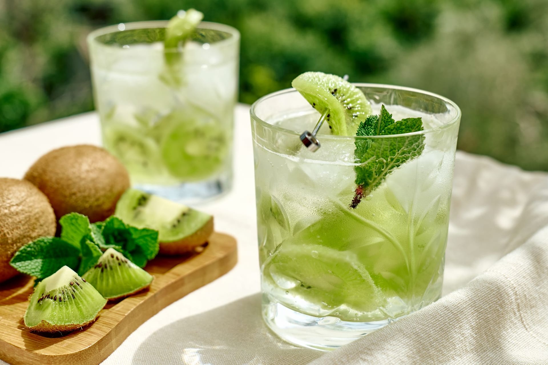 Kiwi-Limonade ist lecker, erfrischt und versorgt Sie mit Vitaminen.