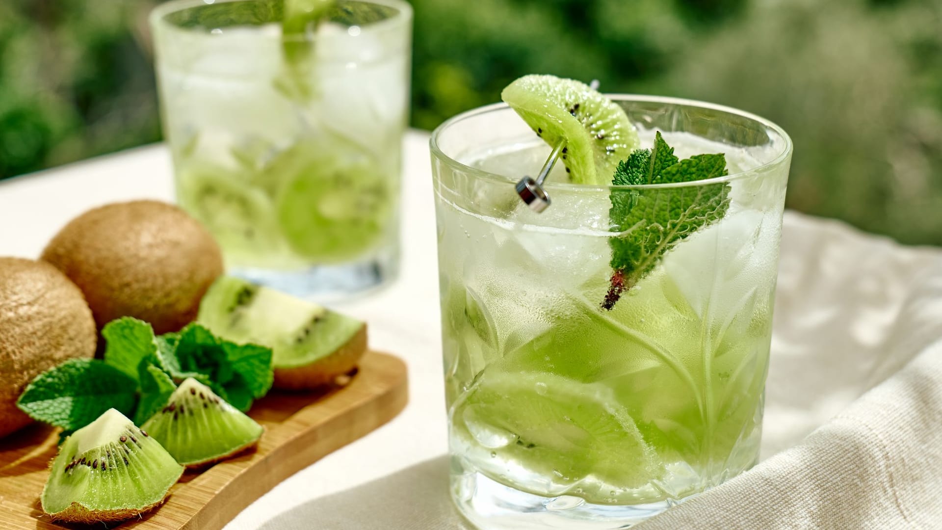 Kiwi-Limonade ist lecker, erfrischt und versorgt Sie mit Vitaminen.