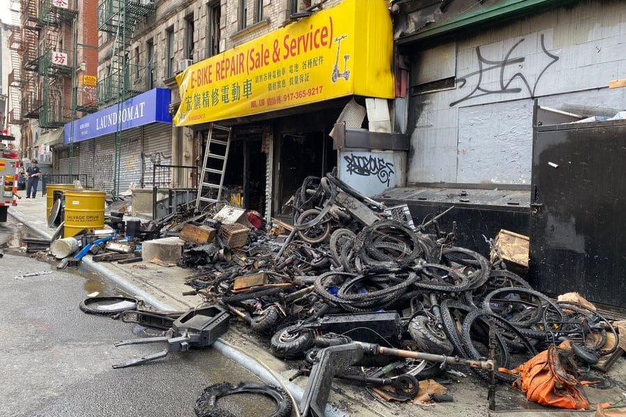 Schwerer Brand in Manhattan: Akkus haben offenbar das Feuer verursacht.