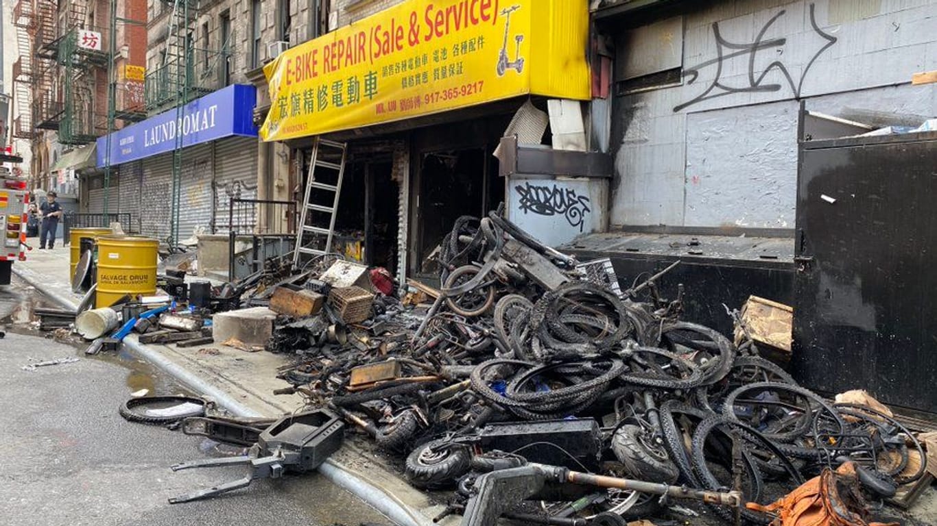 Schwerer Brand in Manhattan: Akkus haben offenbar das Feuer verursacht.
