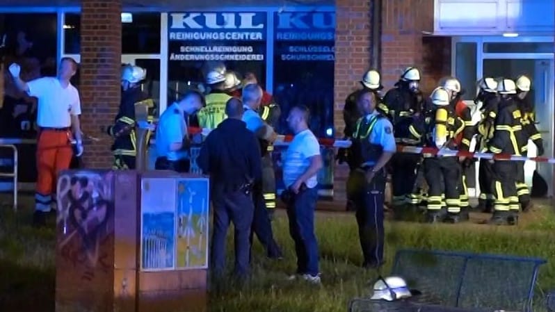 Einsatzkräfte am Haus: Die Feuerwehr musste mit Atemschutzgeräten reingehen.