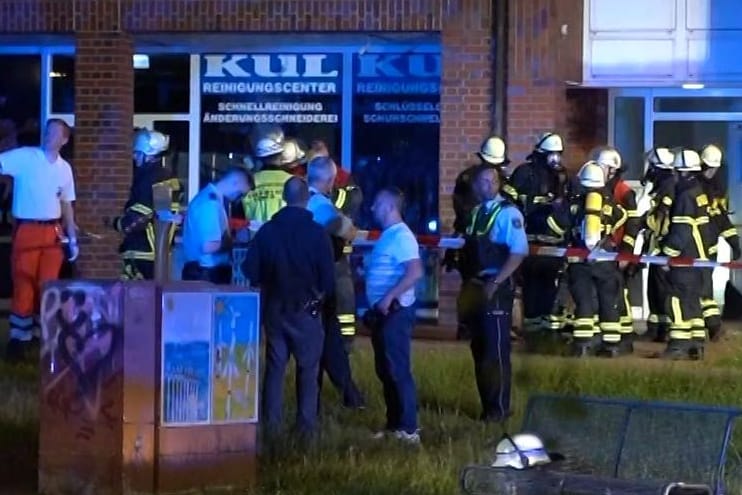 Einsatzkräfte am Haus: Die Feuerwehr musste mit Atemschutzgeräten reingehen.