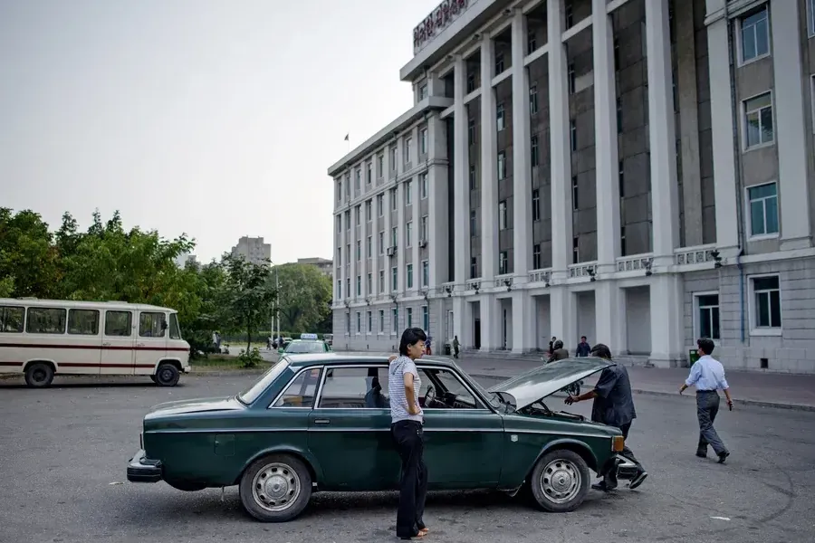 Ein Volvo 144 2013 in Pjöngjang: Bis heute soll das Regime nicht für die gelieferten Autos bezahlt haben.