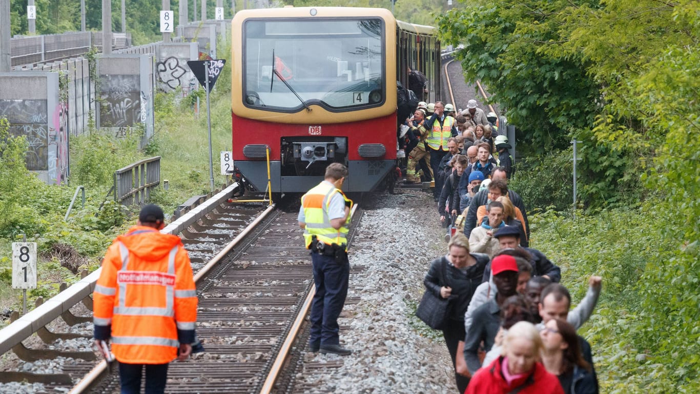 Fahrgäste werden aus einer Berliner S-Bahn evakuiert (Archivbild):