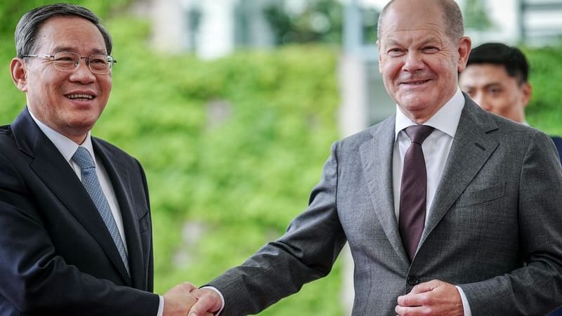 Berlin: Bundeskanzler Olaf Scholz (r, SPD) empfängt zum Auftakt des Deutschland-Besuchs der chinesischen Regierung Chinas Ministerpräsident Li Qiang vor dem Bundeskanzleramt.