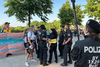 Teilnehmer einer Versammlung und Rammstein-Fans geraten aneinander. Die Polizei muss eingreifen.