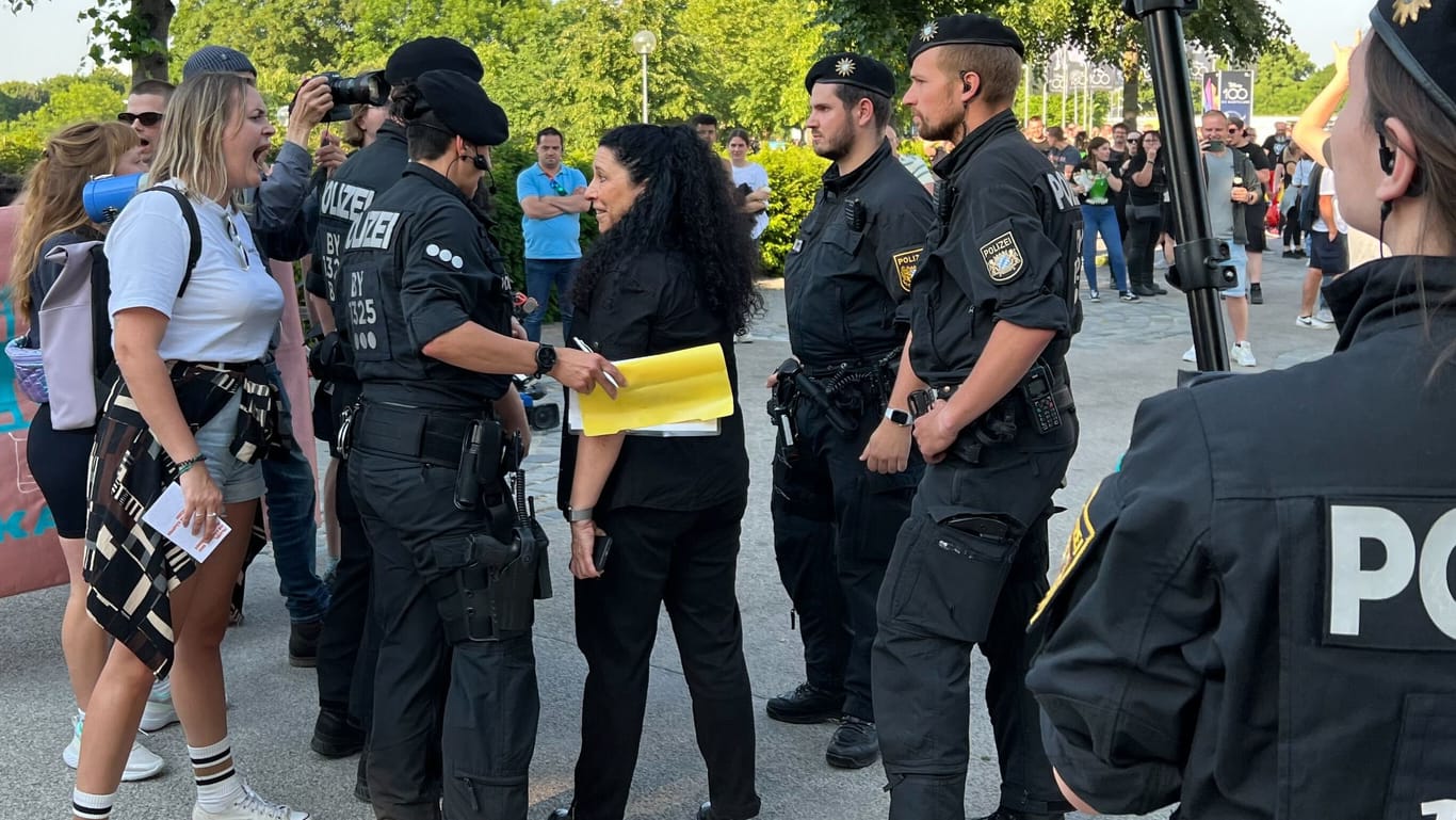 Teilnehmer einer Versammlung und Rammstein-Fans geraten aneinander. Die Polizei muss eingreifen.