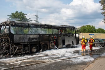 Der ausgebrannte Bus: Die Passagiere zeigten sich erleichtert, dass es der Fahrer noch auf einen Rastplatz schaffte.