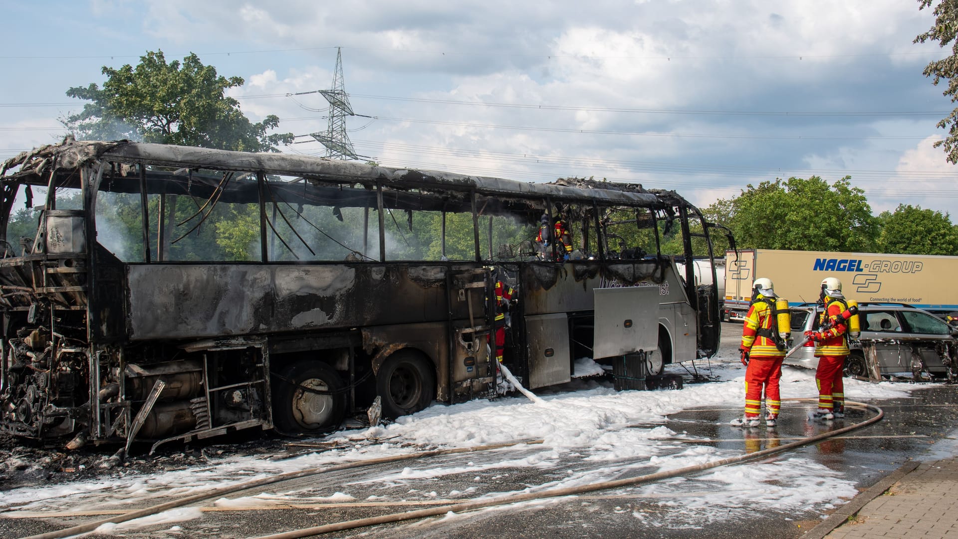 Der ausgebrannte Bus: Die Passagiere zeigten sich erleichtert, dass es der Fahrer noch auf einen Rastplatz schaffte. Der ausgebrannte Bus: Die Passagiere zeigten sich erleichtert, dass es der Fahrer noch auf einen Rastplatz schaffte.