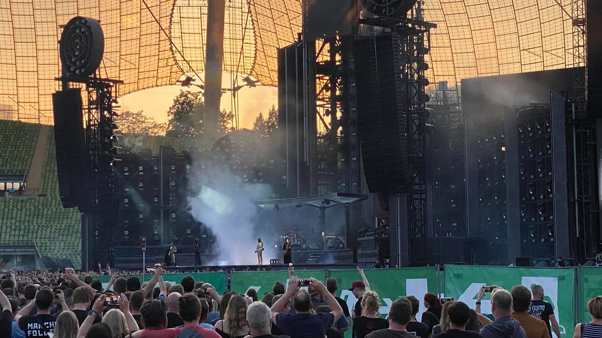 Auftakt zum Rammstein-Konzert in München: Die Band beginnt das Konzert mit dem "Rammlied".