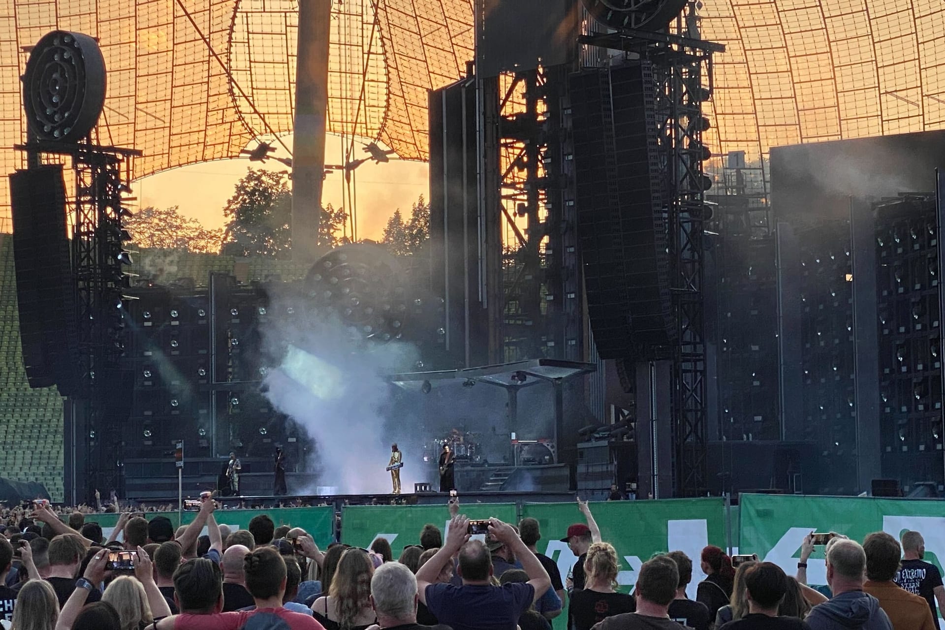 Auftakt zum Rammstein-Konzert in München: Die Band beginnt das Konzert mit dem "Rammlied".