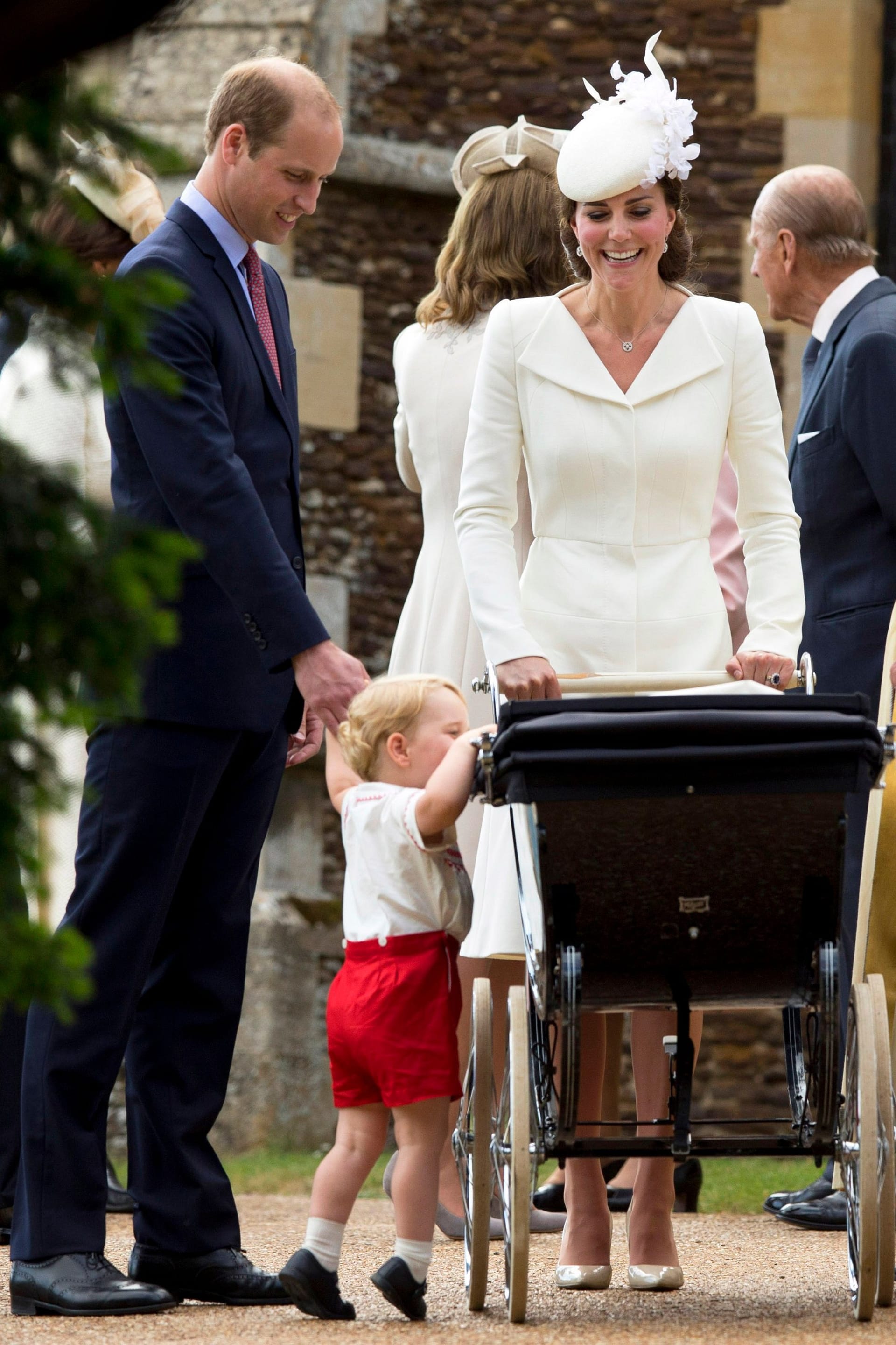5. Juli 2015: Anlässlich Prinzessin Charlottes Taufe guckt Prinz George in den Kinderwagen seiner kleinen Schwester.