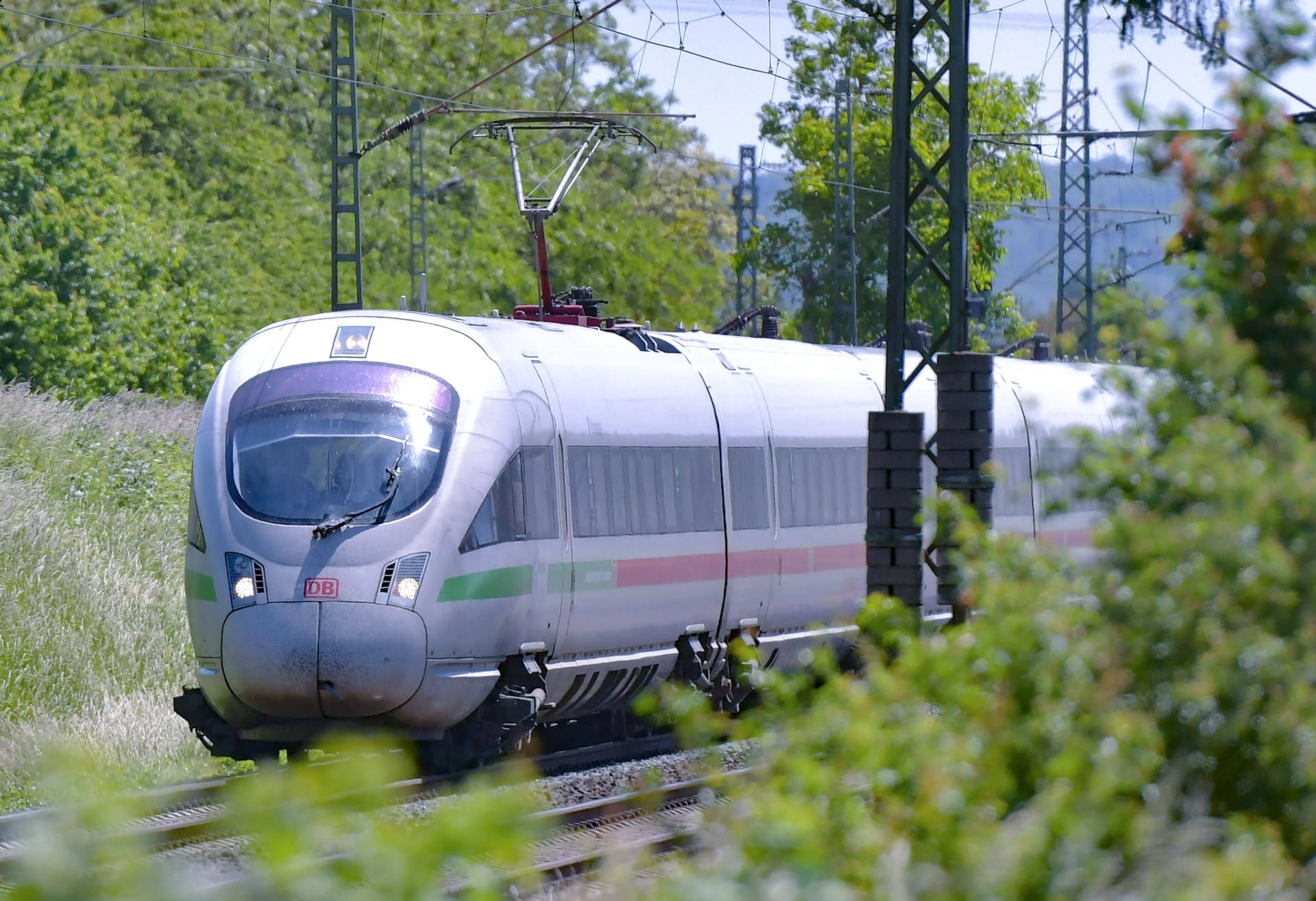 Auch der Ausbau von Strecken zieht sich: ein ICE der Deutschen Bahn (Quelle: imago images).