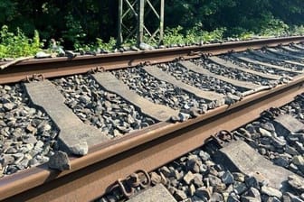 Bahnschienen: Mehrere Jugendliche behinderten den Bahnverkehr, indem sie Steine auf die Gleise legten.